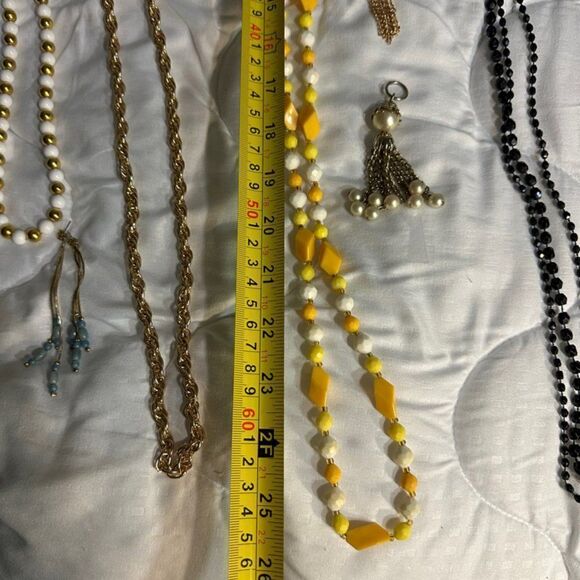 Assortment of Vintage Fashion Jewelry. - Picture 3 of 4